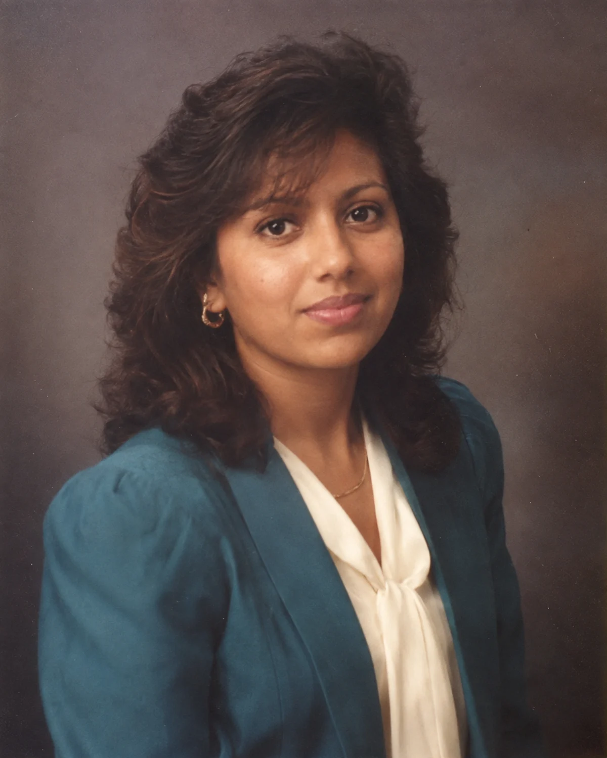 1980s AI photo prompt example showing a realistic 1985 studio portrait